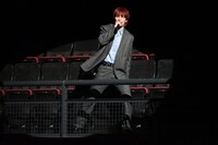 ハンターから逃げる金城碧海（JO1）。