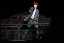 ハンターから逃げる金城碧海（JO1）。