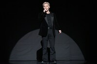 ハンターから逃げる川西拓実（JO1）。