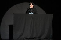 黒幕に身を隠す木全翔也（JO1）。