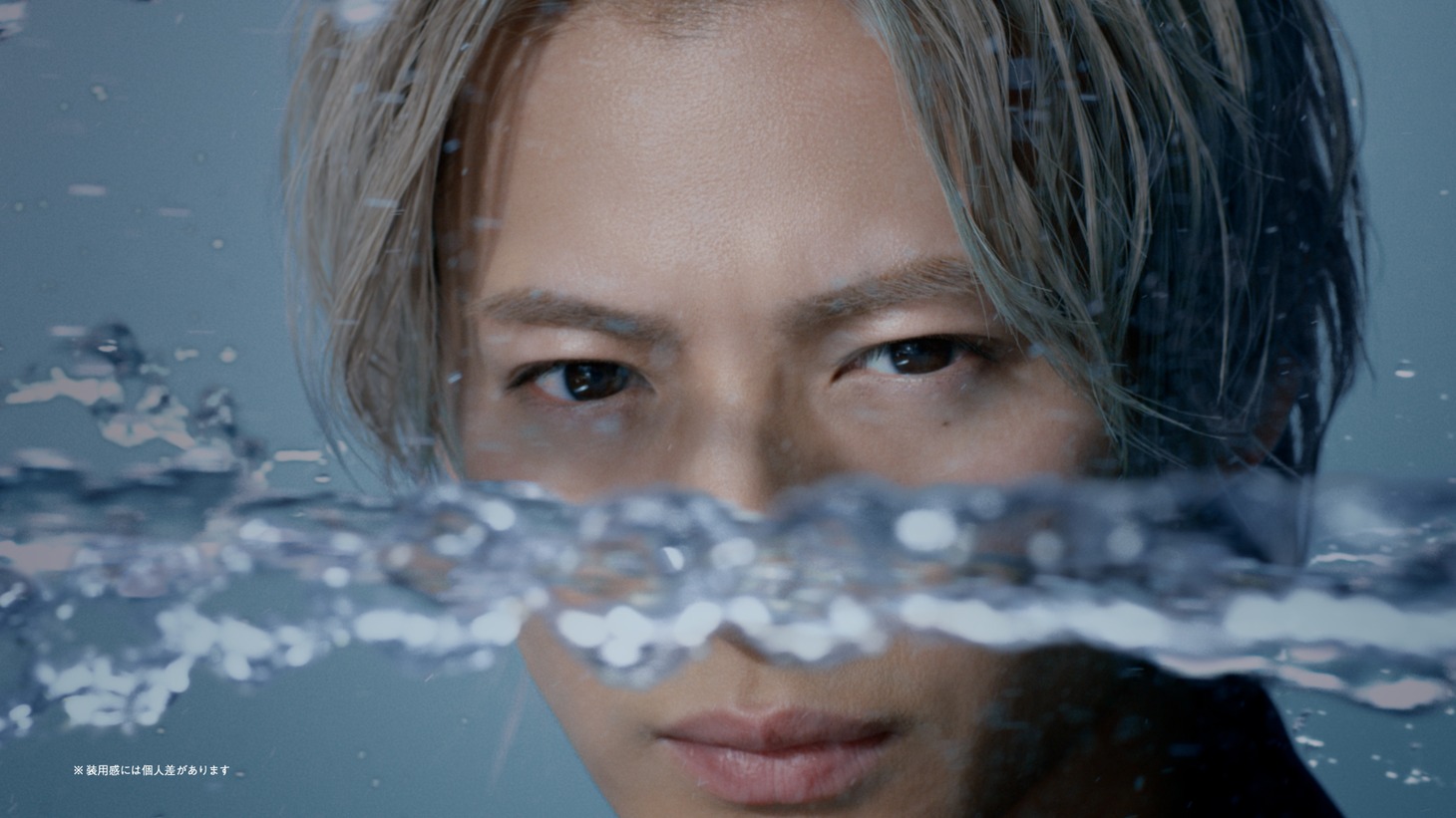 平野紫耀が出演する「ボシュロム アクアロックス ワンデー UV シン」新CMより。