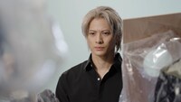平野紫耀が出演する「ボシュロム アクアロックス ワンデー UV シン」新CMのメイキングカット。