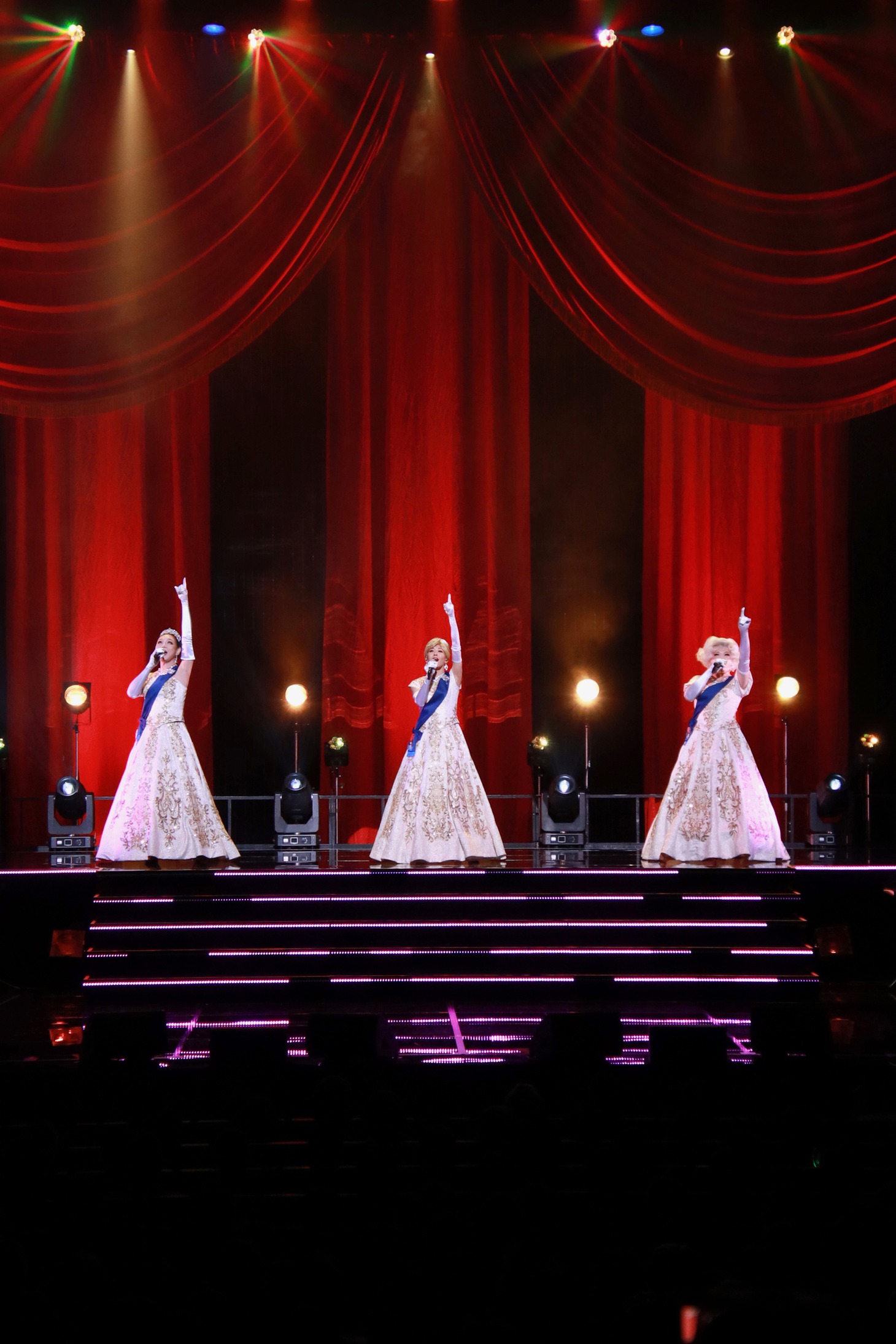 「星屑スキャット TOUR 2024『BEAUTIES ON DUTY』」東京国際フォーラム ホールC公演の様子。