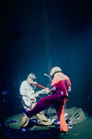 宮崎一晴（Vo, G）と山本薫（G）。（撮影：中山涼平）