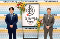 左から司会を務める安住紳一郎アナウンサー、中居正広。(c)TBS