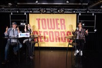 右から稲葉浩志、安田レイ、ジョージ・ウィリアムズ。（写真提供：B ZONE）