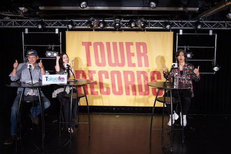 右から稲葉浩志、安田レイ、ジョージ・ウィリアムズ。（写真提供：B ZONE）