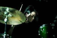 福田洋子（THE SPELLBOUNDサポートドラマー）（Photo by oyaming）