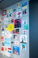 会場内に飾られているサザンオールスターズのジャケットアートワーク。