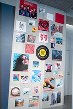 会場内に飾られているサザンオールスターズのジャケットアートワーク。