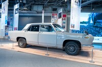 会場中央に飾られている三菱・デボネア。