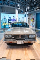 会場中央に飾られている三菱・デボネア。