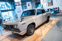 会場中央に飾られている三菱・デボネア。