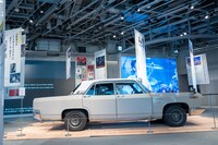 会場中央に飾られている三菱・デボネア。