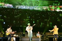 「Balmy Life」を披露するKroiと横山裕、丸山隆平。 (c)EIGHT-JAM FES / Photo by 岸田哲平