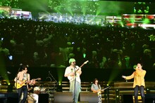 「Balmy Life」を披露するKroiと横山裕、丸山隆平。 (c)EIGHT-JAM FES / Photo by 岸田哲平