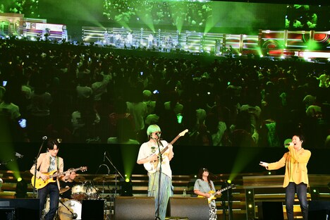 「Balmy Life」を披露するKroiと横山裕、丸山隆平。 (c)EIGHT-JAM FES / Photo by 岸田哲平