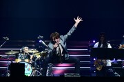 EIGHT-JAMスペシャルバンドをバックに「俺たちの明日」を熱唱する村上信五。 (c)EIGHT-JAM FES / Photo by 岸田哲平