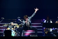 EIGHT-JAMスペシャルバンドをバックに「俺たちの明日」を熱唱する村上信五。 (c)EIGHT-JAM FES / Photo by 岸田哲平