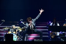 EIGHT-JAMスペシャルバンドをバックに「俺たちの明日」を熱唱する村上信五。 (c)EIGHT-JAM FES / Photo by 岸田哲平