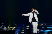 EIGHT-JAMスペシャルバンドをバックに「music」を歌う三浦大知。 (c)EIGHT-JAM FES / Photo by 岸田哲平