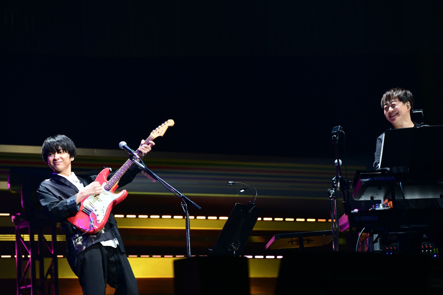 EIGHT-JAMスペシャルバンドの斎藤宏介（左）と本間昭光（右）。 (c)EIGHT-JAM FES / Photo by 岸田哲平