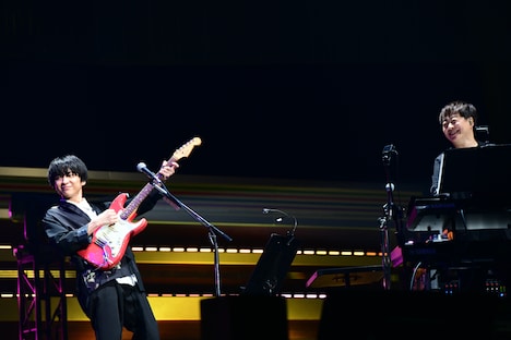 EIGHT-JAMスペシャルバンドの斎藤宏介（左）と本間昭光（右）。 (c)EIGHT-JAM FES / Photo by 岸田哲平