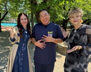 左からNANA(MAX)、秋山竜次(ロバート)、もーりー(BUDDiiS)。(c)テレビ東京