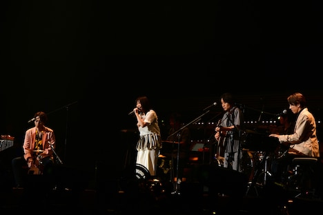 大倉忠義と村上信五を迎えた、いきものがかりのコラボライブ。 (c)EIGHT-JAM FES / Photo by 岸田哲平
