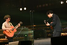 左から安田章大、石崎ひゅーい。 (c)EIGHT-JAM FES / Photo by 岸田哲平