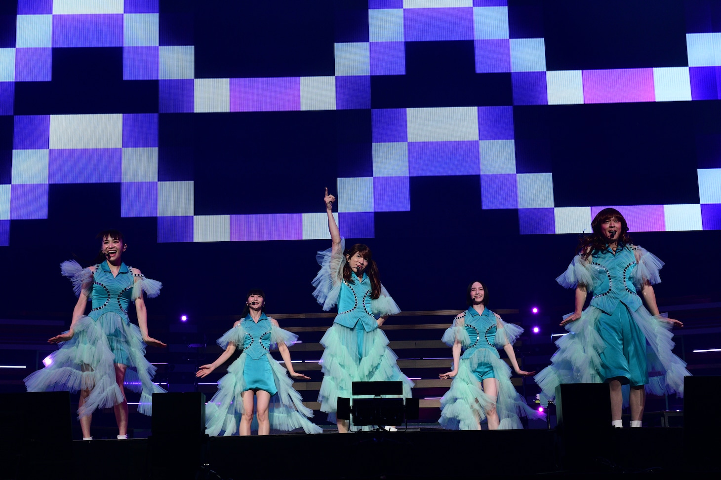 人気画像6位は「SUPER EIGHTと打首が合体した8人組バンド誕生！Perfume、石崎ひゅーい、いきものとの貴重コラボも」より、あ～ちゃん、かしゆか、む～たん、のっち、ま～たん。5人合わせてSUPER Perfumeだ。 (c)EIGHT-JAM FES / Photo by 岸田哲平