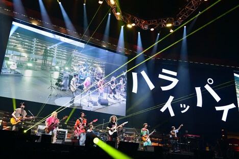 SUPER EIGHTと打首獄門同好会のコラボライブ。 (c)EIGHT-JAM FES / Photo by 岸田哲平