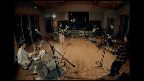 斉藤壮馬「Sway」ミュージックビデオより。