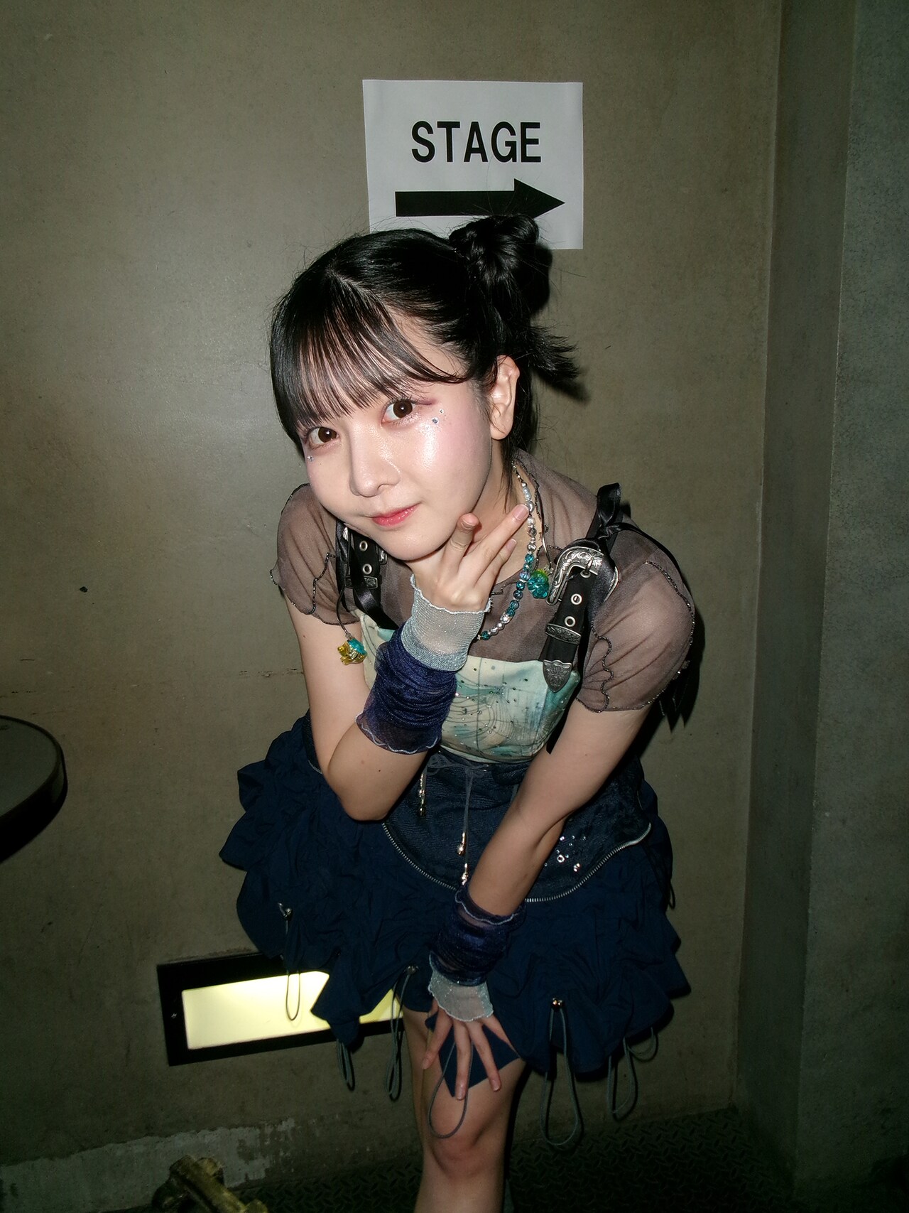 バックステージの君島凪。（撮影：真島洸） - yosugala活動2周年、満員