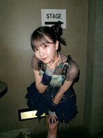 バックステージの君島凪。（撮影：真島洸）