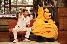 左から明石家さんま、まんまちゃん。(c)フジテレビ