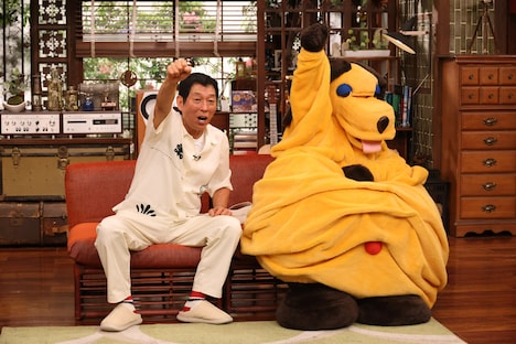 左から明石家さんま、まんまちゃん。(c)フジテレビ