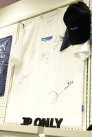 NewJeansのサイン入りTシャツ。
