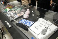 B1 DX SQUAREのショップに展示されているグッズ。