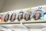 B1 DX SQUAREのショップに展示されているNewJeansのサイン入りうちわ。