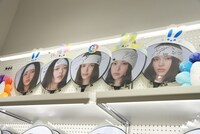 B1 DX SQUAREのショップに展示されているNewJeansのサイン入りうちわ。