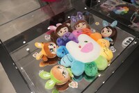 B1 DX SQUAREのショップに展示されているNewJeansのサイン入りグッズ。