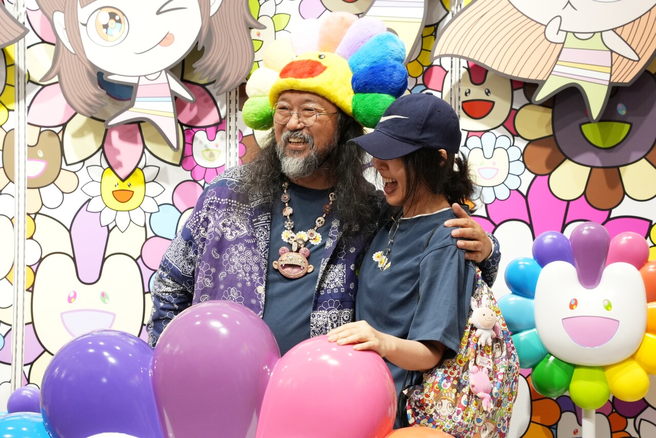 村上隆＆ミン・ヒジン、NewJeansポップアップ開催中の渋谷LINE