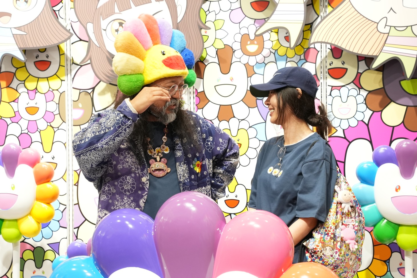 談笑する村上隆とミン・ヒジン。