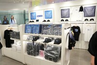 NewJeansと藤原ヒロシのコラボグッズ。