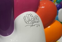 村上隆のイラストとサイン。