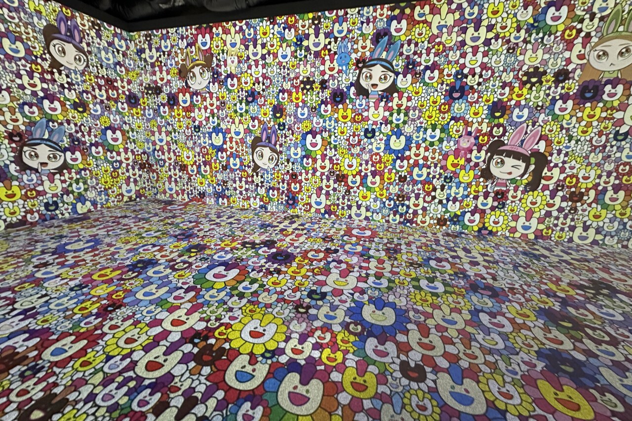 村上隆＆ミン・ヒジン、NewJeansポップアップ開催中の渋谷LINE