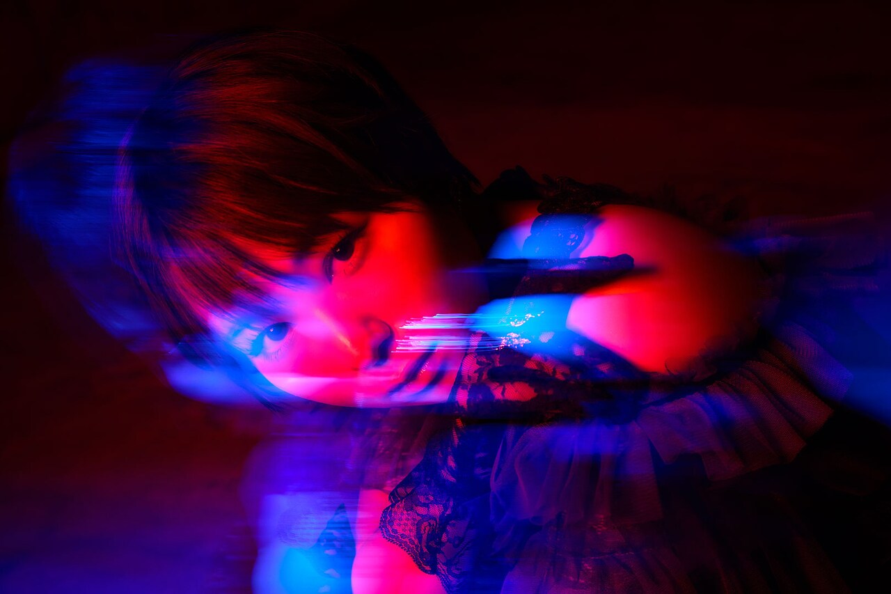 富田美憂が3年2カ月ぶりにフルアルバムリリース、作詞曲含む「Violet Bullet」でライブも