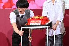 ステージにケーキを運び入れる柏木悠（超特急）。