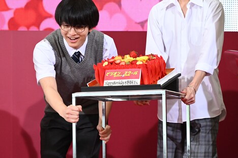 ステージにケーキを運び入れる柏木悠（超特急）。